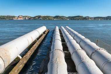 Tagus Nehri, Lisbon (Portekiz üzerinde beyaz borular)