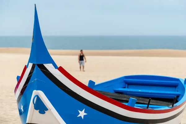 Łódź na plaży, nazare (Portugalia) — Zdjęcie stockowe