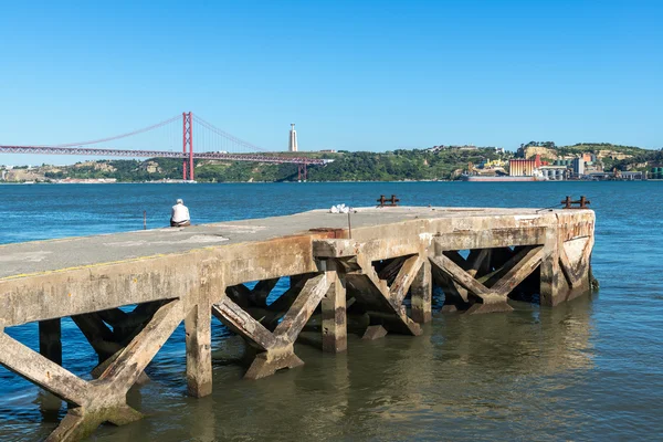 Fisher en un muelle en el río Tajo, Lisboa (Portugal ) — Foto de Stock