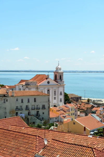 Tak og kirke i Santo Estevao, Lisboa (Portugal) ) – stockfoto