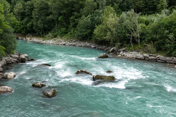 Dora baltea rivier in de buurt van issogne, ayas vallei (Italië) Stockfoto