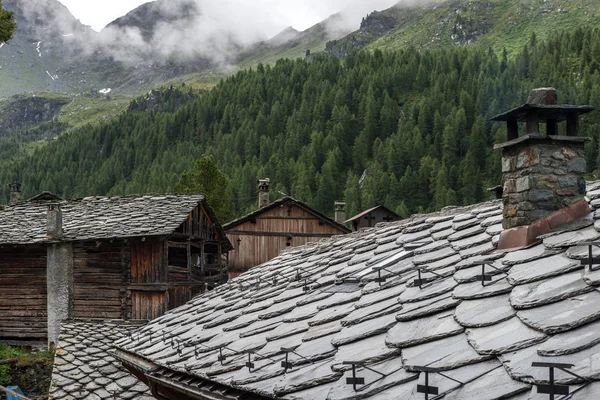 Techos de piedra de un pueblo Walser, Cuneaz (Italia) ) — Foto de Stock