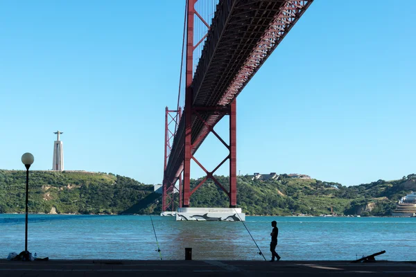 Pessoas que pescam no rio Tejo, Lisboa (Portugal ) — Fotografia de Stock