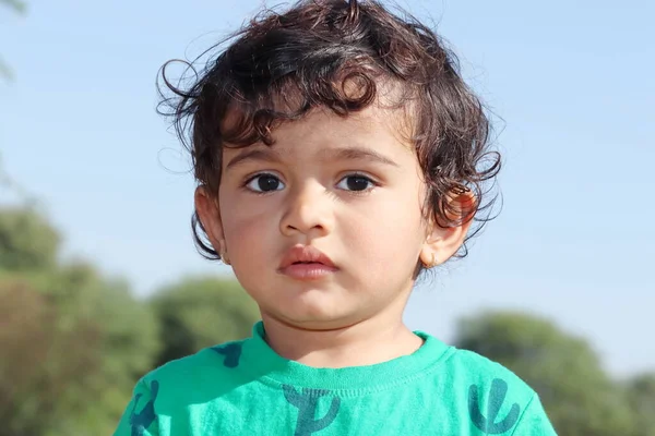 一名身穿绿色T恤 站在田野外的亚洲可爱男婴的近照 — 图库照片