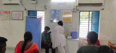 Chennai Tamil nadu, Hindistan - 18 Ekim 2021 Maskeli Adam aşı oluyor, koronavirüs, covid-19 ve aşı konsepti, Hindistan