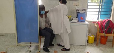 Chennai Tamil nadu, Hindistan - 18 Ekim 2021 Maskeli Adam aşı oluyor, koronavirüs, covid-19 ve aşı konsepti, Hindistan