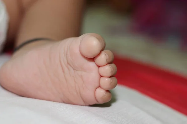 Primer Plano Foto Del Pie Pequeño Bebé Inocente Recién Nacido — Foto de Stock