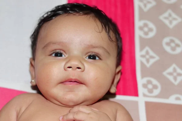 Close Dari Sebuah Bayi Kecil Yang Tidak Bersalah Melihat Kamera — Stok Foto