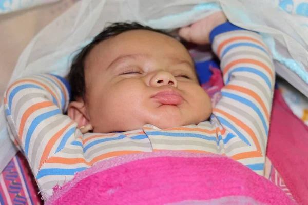 Close Índio Recém Nascido Bebê Inocente Dormindo Uma Forma Engraçada — Fotografia de Stock