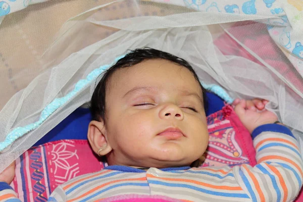 Primer Plano Pequeño Bebé Inocente Indio Que Duerme Cómodamente Cama — Foto de Stock