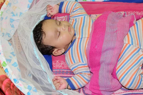 Close Índio Recém Nascido Bebê Inocente Dormindo Quarto Cama — Fotografia de Stock