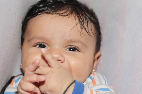 Close Índio Pequeno Recém Nascido Inocente Bebê Chupando Polegar Com — Fotografia de Stock