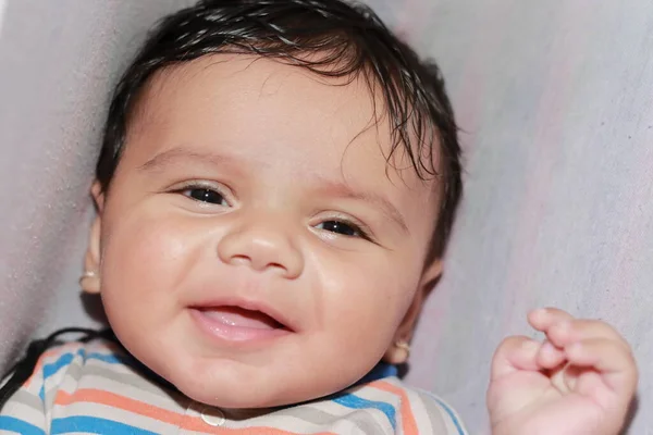 一个印度新生儿的特写 他笑着看着白色背景的相机 — 图库照片