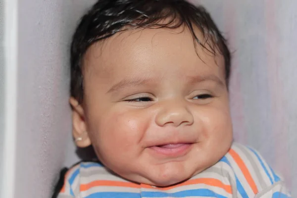 Primer Plano Bebé Inocente Indio Pequeño Recién Nacido Sonriendo Cara — Foto de Stock