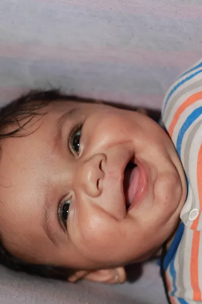 Närbild Indian Liten Nyfödd Oskyldig Pojke Baby Leende Tittar Kameran — Stockfoto