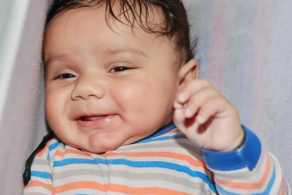 Primer Plano Bebé Inocente Indio Pequeño Recién Nacido Sonriendo Cara — Foto de Stock