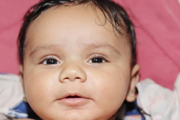 Primer Plano Bebé Inocente Indio Pequeño Recién Nacido Sonriendo Mirando — Foto de Stock