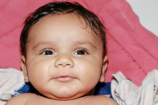 Närbild Indian Liten Nyfödd Oskyldig Baby Tittar Upp Och Ligger — Stockfoto