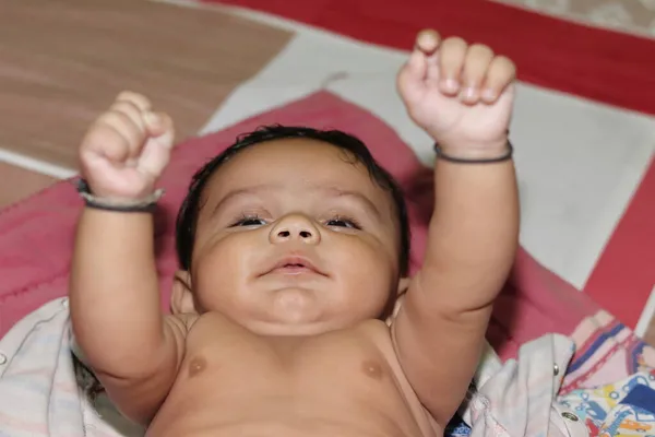Close Índio Recém Nascido Bebê Inocente Brincando Quarto Interior Ruim — Fotografia de Stock