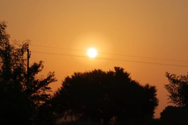Güneşin kırsal ülkelerden doğuşunun manzara fotoğrafı