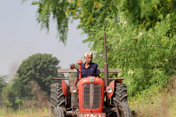 Indyjski Starszy Rolnik Orający Pole Pomocą Pługa Ciągnika — Zdjęcie stockowe