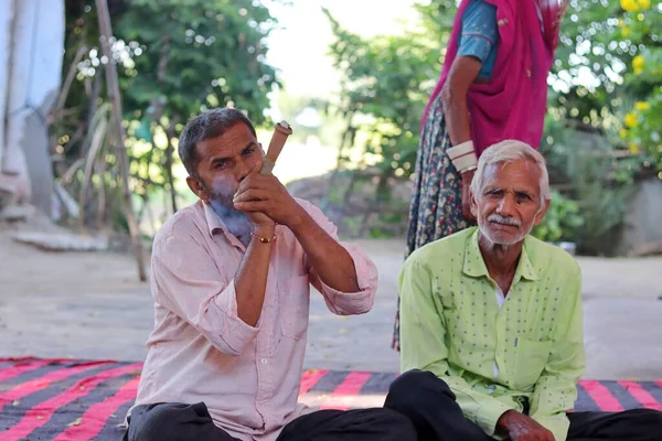 Pali Rajasthan, Hindistan 23 Ekim 2021. Sigara içen genç bir Hintli 'nin yakın çekimi.