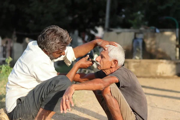 Pali Rajasthan, Hindistan 23 Ekim 2021. Sigara içen genç bir Hintli 'nin yakın çekimi.