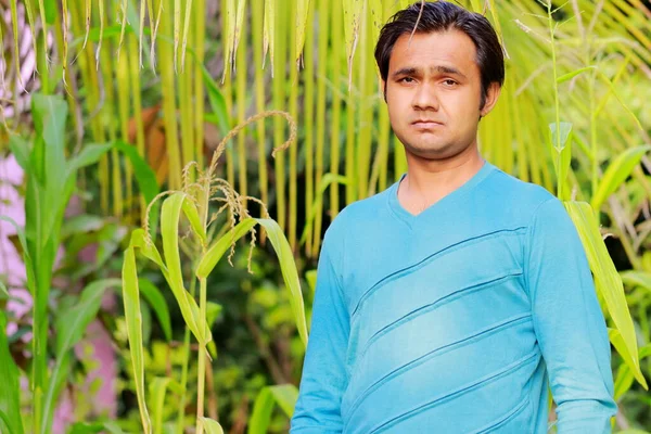 Nahaufnahme Eines Erwachsenen Indischen Jungen Der Mit Einem Himmelblauen Shirt — Stockfoto