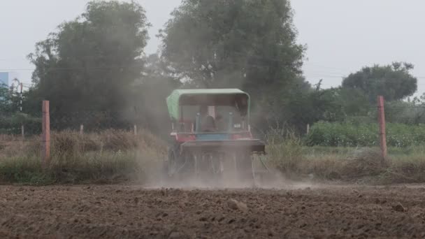 Pali Rajasthan Índia Oct 2021 Agricultor Semeando Sementes Cavando Solo — Vídeo de Stock