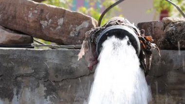 10 Hp 'lik elektrikli bir motorun gücüyle kuyudan çıkan suyun yakın çekim görüntüleri.