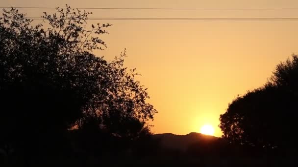 Крупным Планом Снято Время Восхода Яркого Солнца Силуэта Холма Ранним — стоковое видео