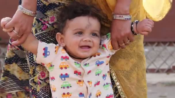 在母亲站起来时 一个小印度人微笑着握住孩子的双手 婴儿的第一步 — 图库视频影像