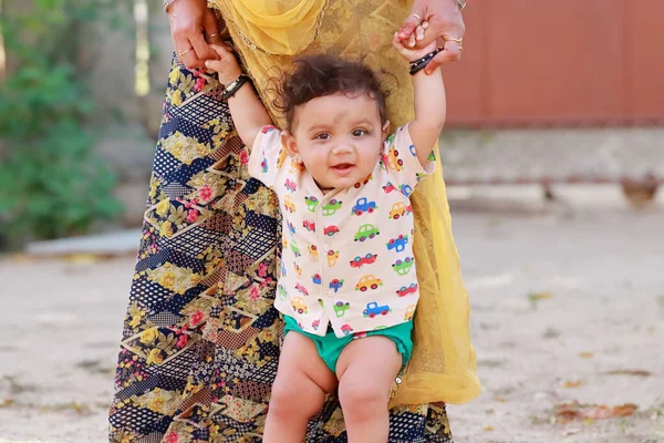 Close Retrato Foto Bebê Hindu Pequeno Recém Nascido Bonito Andando — Fotografia de Stock