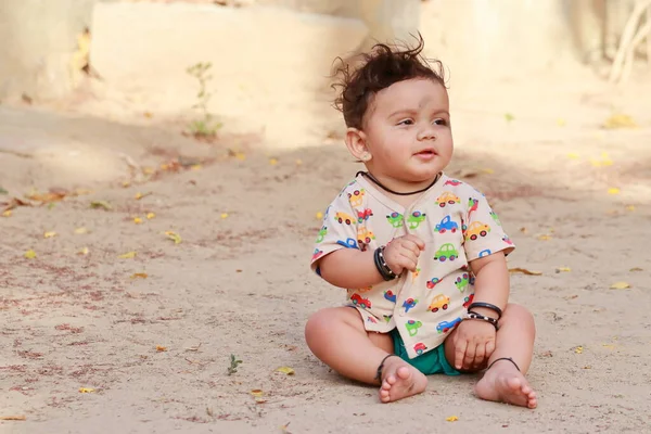 Close Retrato Foto Bebê Hindu Pequeno Recém Nascido Bonito Sentado — Fotografia de Stock