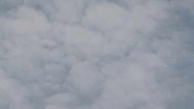 Mavi gökyüzünde hareket eden bulutların hızlandırılmış yakın çekim görüntüleri