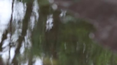 Temiz suyun odaklanmış arka plan görüntülerini kapat