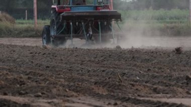 Pali Rajasthan, Hindistan. 29 Ekim 2021, Çiftçi 'nin yakın plan görüntüleri Hindistan' ın traktör pulluğu yardımıyla buğday tohumları ekiyor.