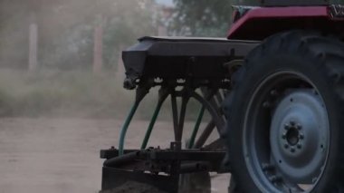 Pali Rajasthan, Hindistan. 29 Ekim 2021, Hindistan 'ın Traktör ve Pulluk' unun yardımıyla tarlaya tohum ekme görüntüleri.