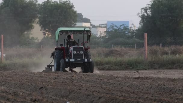 インドのパリ ラジャスタン州 2021年10月29日 農家のクローズアップ映像がトラクターに座り インドの畑に種を蒔く — ストック動画