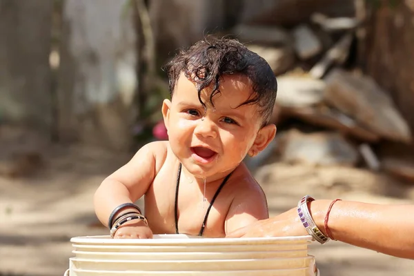 Primer Plano Foto Bebé Feliz Tomando Baño Cubo Agua Rajasthan — Foto de Stock