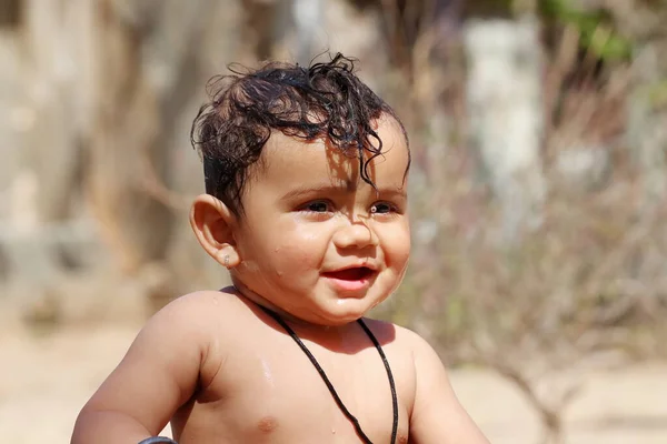 Foto Cerca Retrato Niño Feliz Con Expresión Divertida Mirando Hacia — Foto de Stock