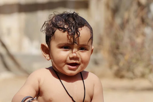 Retrato Cerca Del Bebé Sonriente Con Boca Abierta Mirando Hacia — Foto de Stock