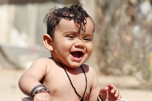 Potret Wajah Tersenyum Bayi Laki Laki Menggemaskan Dengan Ekspresi Lucu — Stok Foto