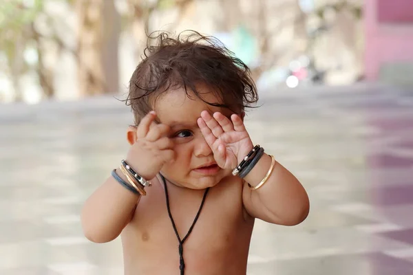 Adorable Petit Enfant Couvrant Son Oeil Avec Ses Mains Sans — Photo