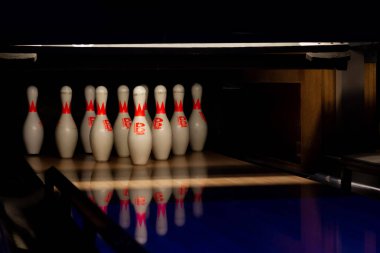 Bowling kulübündeki bovling salonuna yerleştirilen şekerlemeler.