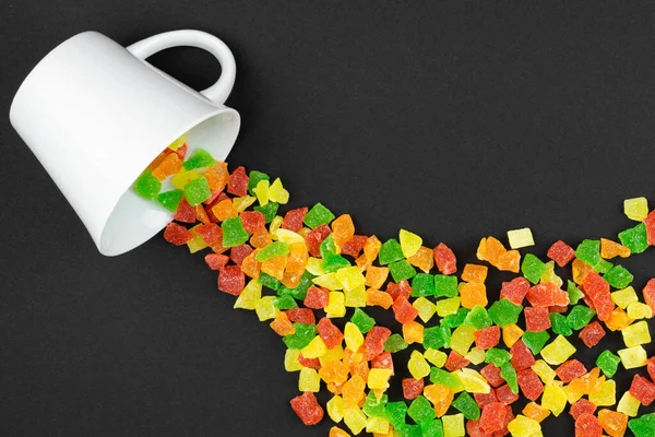 Frutas Cristalizadas Multicoloridas Com Açúcar Polvilhado Uma Xícara Branca Fundo — Fotografia de Stock