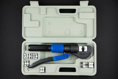 Manüel hidrolik baskı ve bakır kabloları sıkıştırmak için kullanılıyor.