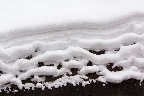 Een Dikke Laag Sneeuw Die Steile Oever Van Rivier Blokkeert — Stockfoto