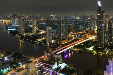 Bangkok şehir manzarası gece Chao Phraya Nehri boyunca logo ve markalar olmadan