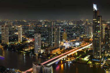 Bangkok, Tayland - 20 Ekim 2020: Bangkok Şehir Manzarası Chao Phraya Nehri boyunca